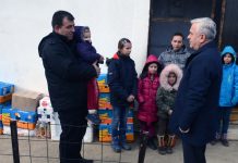 ЛАКТАШИ: ПРЕДСЈЕДНИК ЧУБРИЛОВИЋ УРУЧИО ПОМОЋ ПОРОДИЦИ ТОМИЋ ИЗ КОСЈЕРЕВА