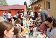 Организација жена ДЕМОС-а Бања Лука организовала је данас креативну радионицу фарбања и украшавања васкршњих јаја