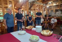 Дружење чланова Организације младих фочанског ДЕМОС-а
